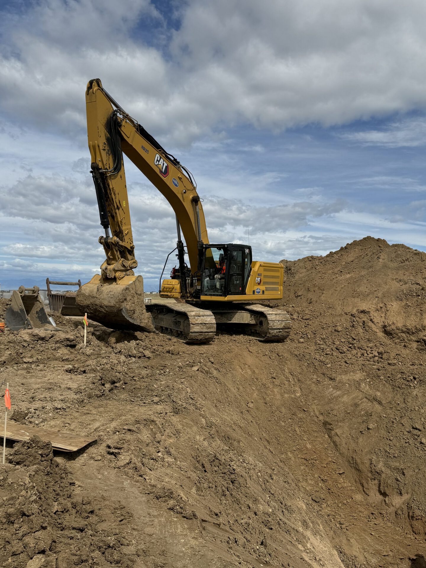 HEI Civil Caterpillar excavator